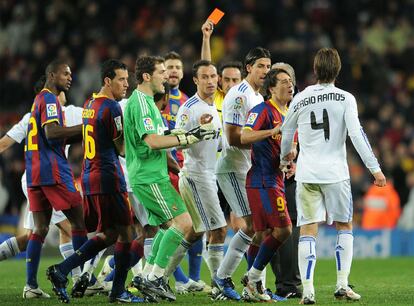 Iturralde expulsa a Sergio Ramos en medio del enfrentamiento entre barcelonistas y madridistas.