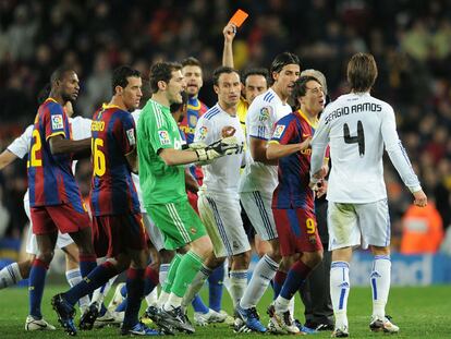 Iturralde expulsa a Sergio Ramos en medio del enfrentamiento entre barcelonistas y madridistas.
