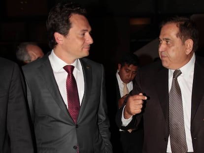 Emilio Lozoya, exdirector de Petróleos de México (izq.), y Alonso Ancira, dirigente de la acerera Altos Hornos en 2013.