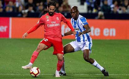 Isco pelea un balón con Nyom.