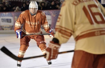 El presidente ruso Vladímir Putin jugando al hockey en Moscú.