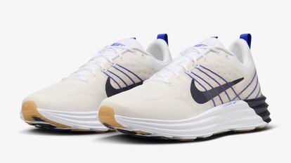 Flexible sneakers from Nike in different sizes and colors.