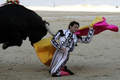 El diestro Fernando Robleño recibiendo su primer toro a <i>porta gayola.</i>