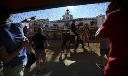 Dos jinetes marchan en la Plaza de España.