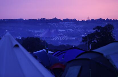 Vista del campamento al amanecer en el festival británico de Glastonbury, 27 de junio de 2013.