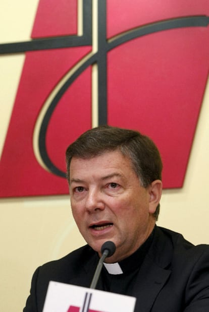 El portavoz de la Conferencia Episcopal, Juan Antonio Martínez Camino, durante su rueda de prensa hoy en Madrid