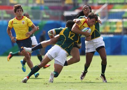 Tackled de Juan de Jongh a Joan Losada y Cecil Afrika.