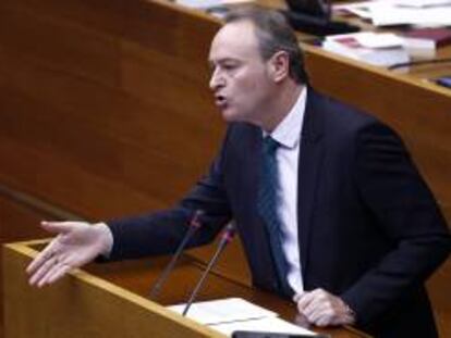 El president de la Generalitat, Alberto Fabra, durante la sesión de control de Les Corts donde ha respondido a una pregunta del grupo popular sobre las perspectivas económicas y laborales del sector turístico en la Comunitat Valenciana y a las de la oposición sobre una posible financiación irregular del PP valenciano, sobre los datos de déficit de la Generalitat durante 2013 y sobre la reciente aprobación del Plan del Júcar.