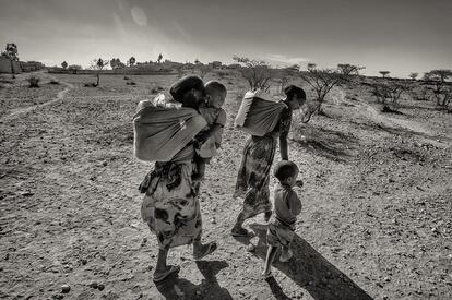 En todo el mundo, las mujeres invierten 200 millones de horas al día en recoger agua, hasta un tercio de su jornada de trabajo. En Etiopía no es extraño verlas caminar durante horas en medio de paisajes inhabitados cargadas con los jerikans y sus hijos pequeños. 