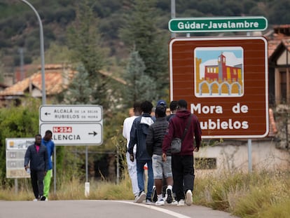 Varias de las personas refugiadas acogidas en Teruel caminan por la localidad de Mora de Rubielos (Teruel), este miércoles.