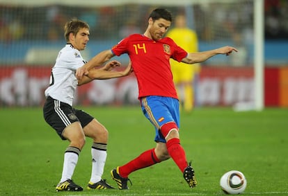 Philipp Lahm y Xabi Alonso disputan el balón en la semifinal del Mundial de Sudáfrica entre España y Alemania, en 2010.