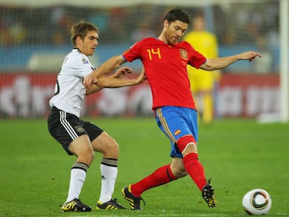 Philipp Lahm y Xabi Alonso disputan el balón en la semifinal del Mundial de Sudáfrica entre España y Alemania, en 2010.
