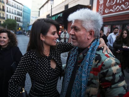 Pen&eacute;lope Cruz saluda a Pedro Almod&oacute;var en la puerta de la Filmoteca.