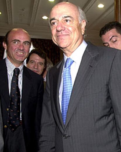 De Guindos (izquierda), con el presidente del BBVA, Francisco González.