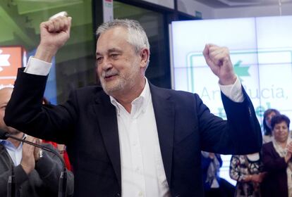 El presidente de la Junta andaluza y candidato del PSOE, José Antonio Griñán, en el acto de apertura de campaña en la Plaza de la Encarnación en Sevilla.