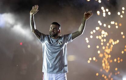 Dani Alves saluda a la afición del São Paulo este martes en Morumbí. 