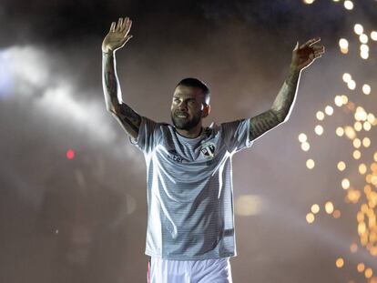 Dani Alves saluda a la afición del São Paulo este martes en Morumbí. 