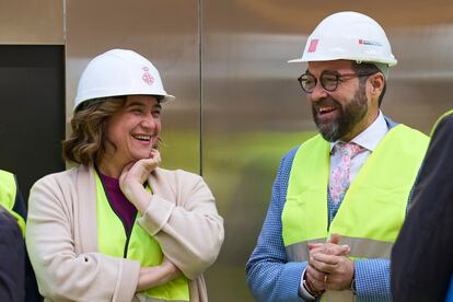 La alcaldesa de Barcelona, Ada Colau, y el conseller de Territorio, Juli Fernández, durante la visita a las obras del primer tramo en construcción del tranvía por la Diagonal