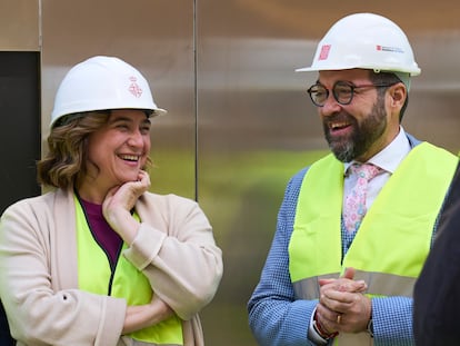 La alcaldesa de Barcelona, Ada Colau, y el conseller de Territorio, Juli Fernández, durante la visita a las obras del primer tramo en construcción del tranvía por la Diagonal