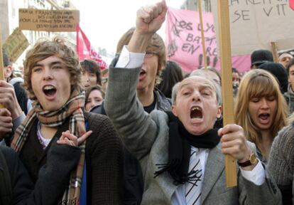 Un grupo de manifestantes protesta contra la reforma de las pensiones en Burdeos.