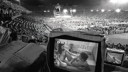 Un monitor de televisi&oacute;n muestra pornograf&iacute;a en la tribuna de prensa durante la ceremonia de inauguraci&oacute;n de los Juegos Ol&iacute;mpicos de Barcelona 1992. 