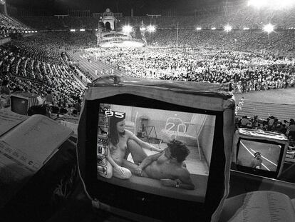 Un monitor de televisi&oacute;n muestra pornograf&iacute;a en la tribuna de prensa durante la ceremonia de inauguraci&oacute;n de los Juegos Ol&iacute;mpicos de Barcelona 1992. 