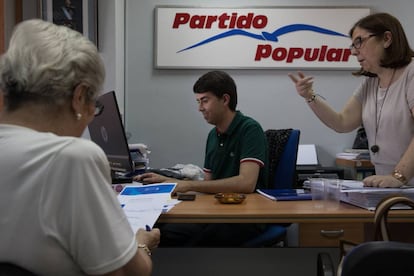 Tres afiliados del PP ingresan los datos de las personas inscritas para votar el 5 de julio.