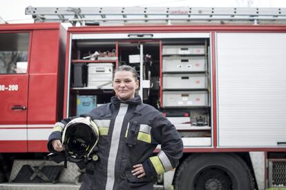 La bombera voluntaria Eniko Nagy en el puesto de bomberos de Budaors (Hungría).