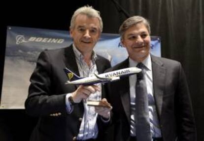 El director ejecutivo de Ryanair, Michael O'Leary (i), y el presidente y director ejecutivo de Boeing, Ray Conner, dan una rueda de prensa conjunta en Nueva York, EE.UU., este 19 de marzo.