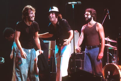 Bruce Springsteen, Steven Van Zandt e Max Weinberg all'Hammersmith Odeon di Londra nel novembre 1975.