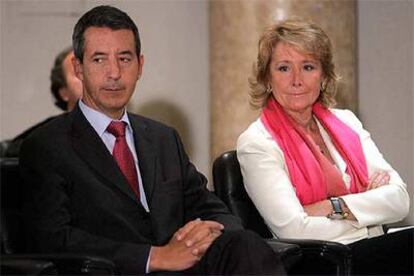 El delegado del Gobierno y la presidenta de la Comunidad, en un acto institucional el pasado septiembre.