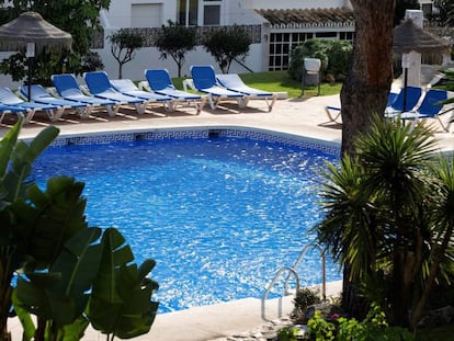 Vista de la piscina del Club La Costa de Mijas (Málaga), donde murieron ahogadas las tres víctimas.