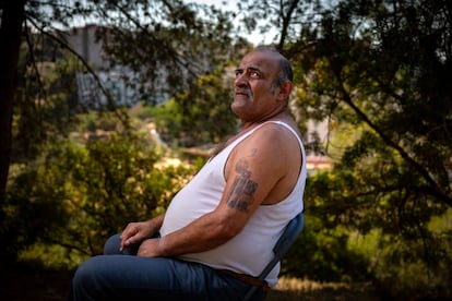 José Manuel Romero posa durante el descanso del rodaje de 'El 47', con el vecino barrio de Ciudad Meridiana al fondo