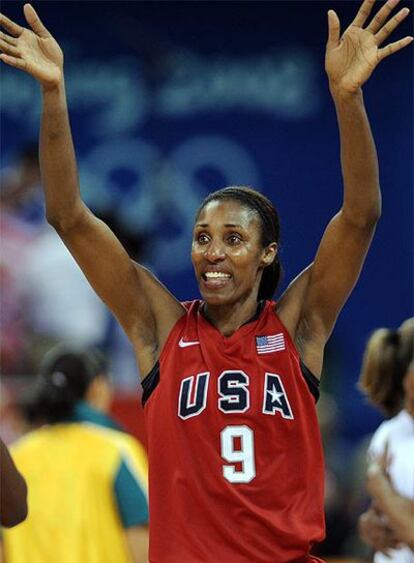 Lisa Leslie celebra el triunfo del equipo estadounidense en la final de baloncesto, ante Australia