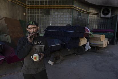 Ruslan Trishchuk, de 40 años, fuma un cigarrillo mientras se toma un descanso frente al crematorio del cementerio Baikave, en Kiev. La vice primera ministra de Ucrania, Irina Vereshchuk, ha informado este martes de que no se ha llegado a un acuerdo con Rusia para abrir nuevos corredores humanitarios para evacuar civiles de las ciudades bajo asedio de las tropas del Kremlin. “Nos centramos en las evacuaciones de Mariupol”, ha agregado, en referencia a la ciudad portuaria asediada.