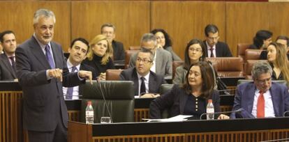 el presidente andaluz, José Antonio Griñán, durante el pleno del Parlamento.