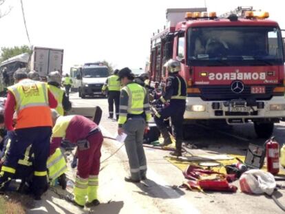 Imagen del accidente ocurrido el lunes en Pozuelo del Rey, donde fallecieron dos personas en la colisión de un turismo y un camión.
