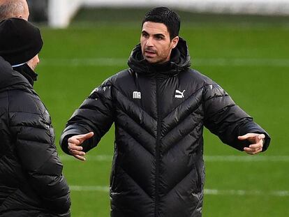 Mikel Arteta (derecha) y Pep Guardiola (con gorro), en un entrenamiento con el Manchester City en Mánchester el pasado 25 de noviembre.