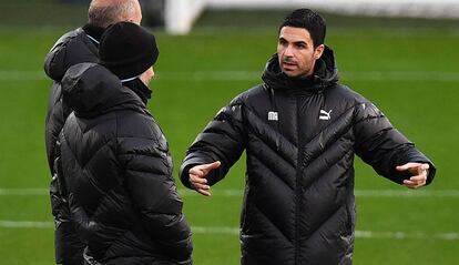 Mikel Arteta (derecha) y Pep Guardiola (con gorro), en un entrenamiento con el Manchester City en Mánchester el pasado 25 de noviembre.