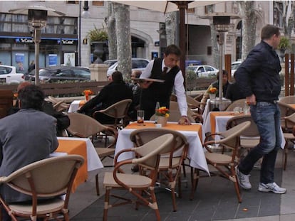 Un camarero atiende una terraza en Palma.