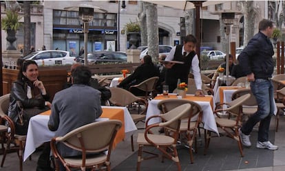 Un camarero atiende una terraza en Palma.