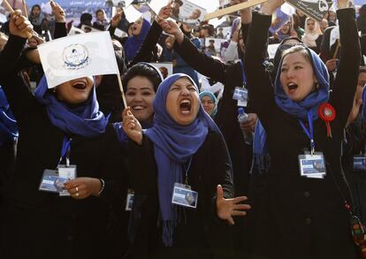 Seguidoras de Ashraf Ghani gritan durante un acto electoral en Kabul. 