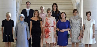 Gauthier Destenay, en la segunda fila, rodeado de las primeras damas en la cumbre de la OTAN en Bruselas.