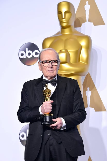 Ennio Morricone con su Oscar por 'Los odiosos ocho', el 28 de febrero de 2016.