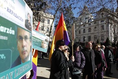 Banderas republicanas en la manifestación de apoyo al juez Baltasar Garzón en Madrid.