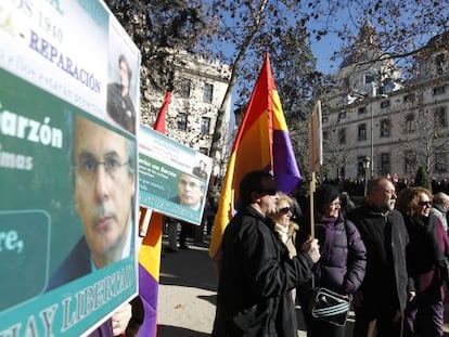 Banderas republicanas en la manifestación de apoyo al juez Baltasar Garzón en Madrid.