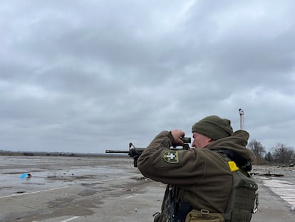 El ejército ucranio ha reforzado sus posiciones en Jersón y está tratado de empujar a las tropas rusas de la ribera contigua del río, pero de momento todos los intentos de hacerse con el control de ese punto del Dniéper y de enviar incursiones más allá de la zona gris han sido infructuosas.
