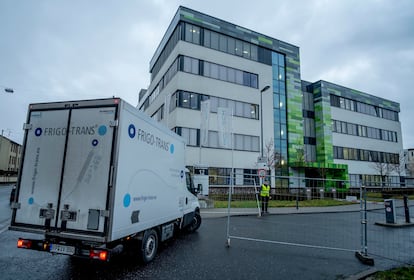Un camión frigorífico se dirige a la sede de BioNTech en Mainz (Alemania), el pasado lunes.