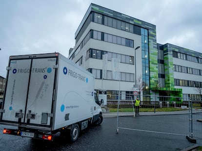 Un camión frigorífico se dirige a la sede de BioNTech en Mainz (Alemania), el pasado lunes.