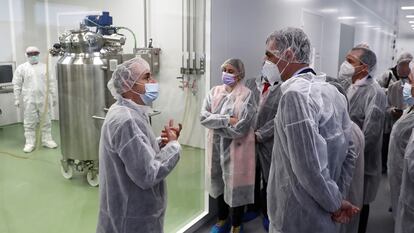 El presidente del Gobierno, Pedro Sánchez, a la derecha en la imagen, durante una visita en abril en la multinacional farmacéutica española HIPRA, en Amer (Girona).